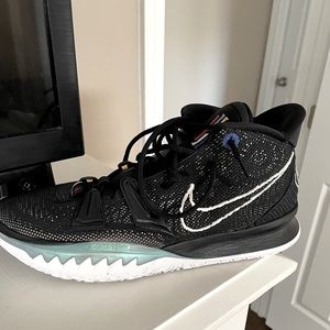 Nike mens Kyrie 7 basketball shoes.